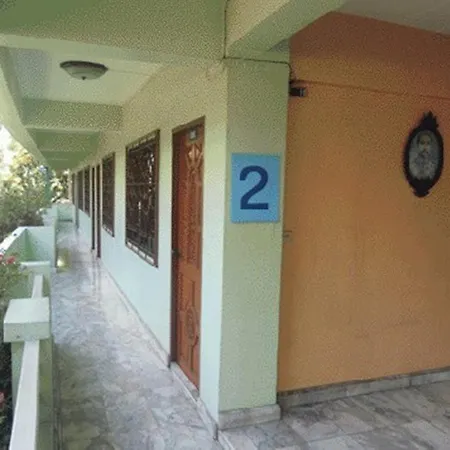 Phraarthit Mansion Hostel
