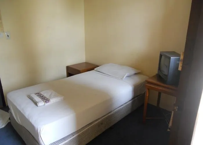 Phraarthit Mansion Hostel