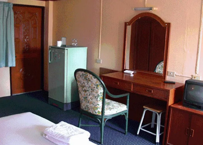 Phraarthit Mansion Hostel *