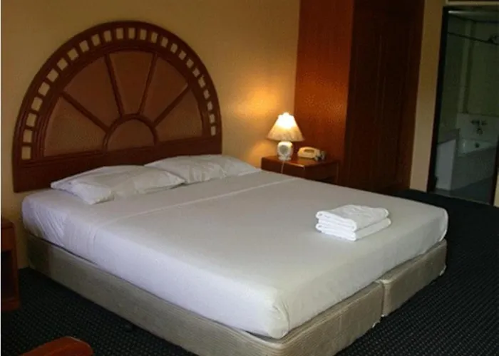 Phraarthit Mansion Hostel *